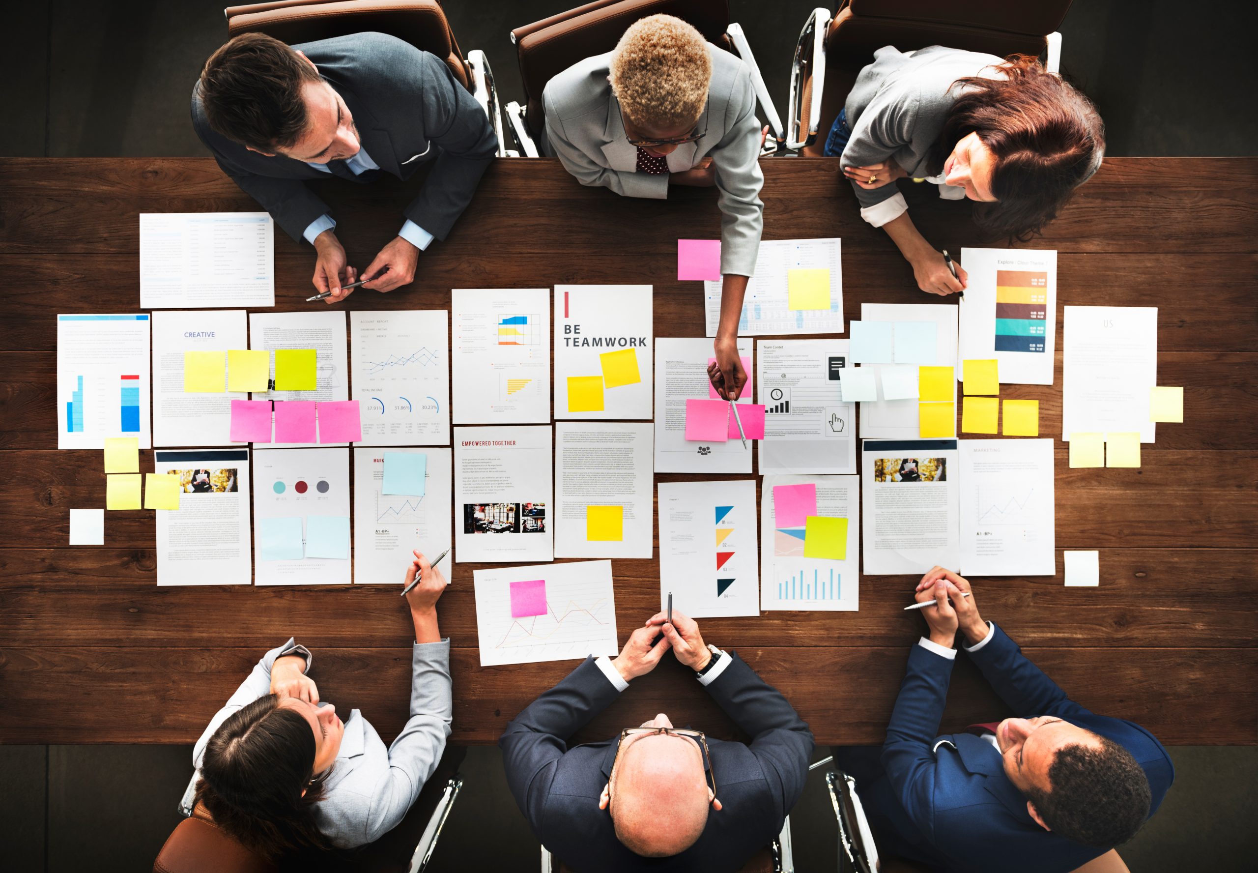 Gemeinsame Arbeit mit Notizen und Unterlagen