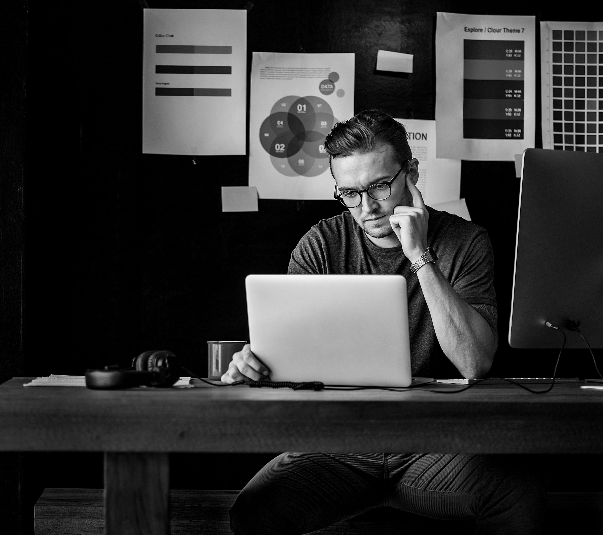 Mann arbeitet konzentriert am Laptop
